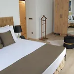 ホテル Olivera Suites